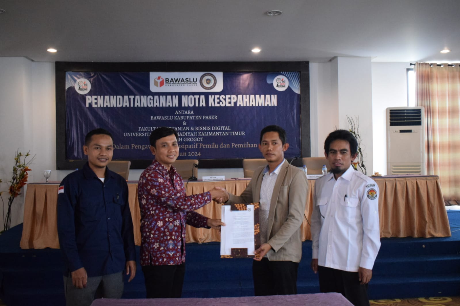 TINGKATKAN PENGAWASAN PARTISIPATIF BAWASLU PASER LAKSANAKAN SOSIALISASI DAN PENANDATANGAN MOU.