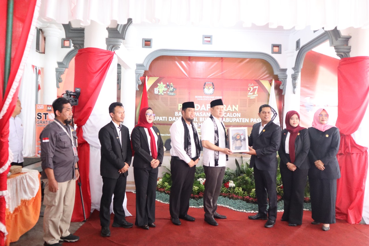 Ketua Anggota Bawaslu Paser (kiri ujung) melakukan pengawasan pendaftaran Bapaslon