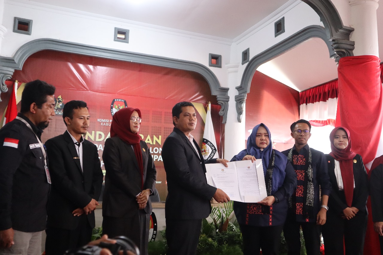 Ketua Anggota Bawaslu Paser (kiri ujung) melakukan pengawasan pendaftaran Bapaslon
