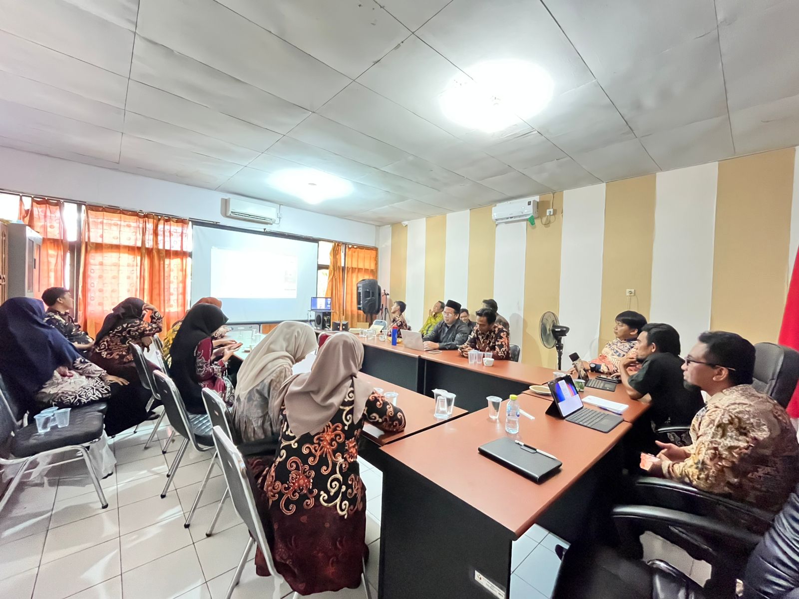 foto pada saat rapat
