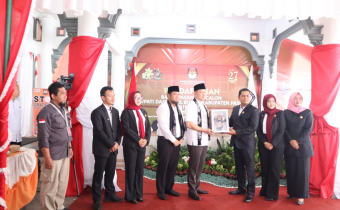 Ketua Anggota Bawaslu Paser (kiri ujung) melakukan pengawasan pendaftaran Bapaslon