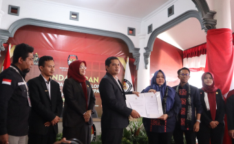 Ketua Anggota Bawaslu Paser (kiri ujung) melakukan pengawasan pendaftaran Bapaslon