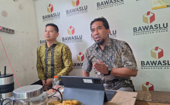 Ketua Bawaslu Paser (Nur Khamid, S.H) memaparkan materi peningkatan kapasitas